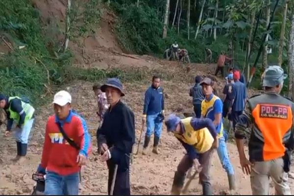 Tebing Setinggi 60 Meter Longsor, Jalur Selatan Jabar Terputus