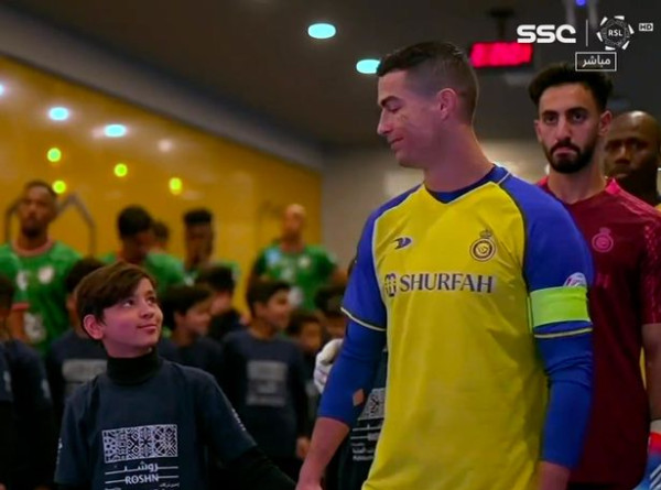 Momen Bocah Malu-malu Digandeng Cristiano Ronaldo di Laga Al-Nassr vs Ettifaq