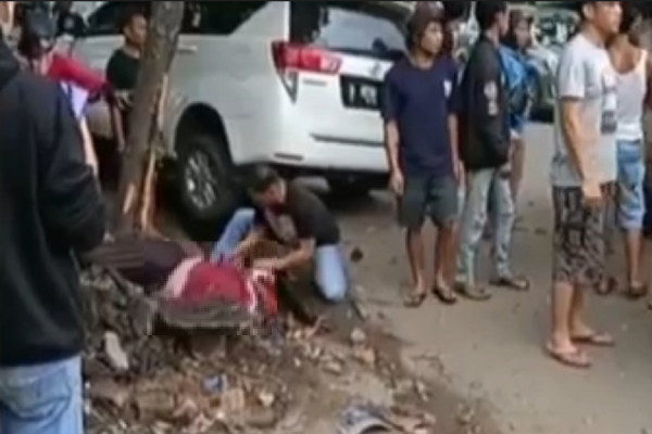Diseruduk Kijang, Pasutri Tewas dan Anak Balita Kritis
