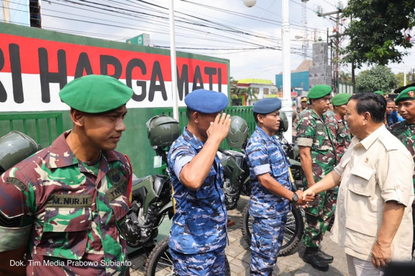 Prabowo Didampingi Gibran Serahkan Motor dan Alat Komunikasi ke Babinsa Solo