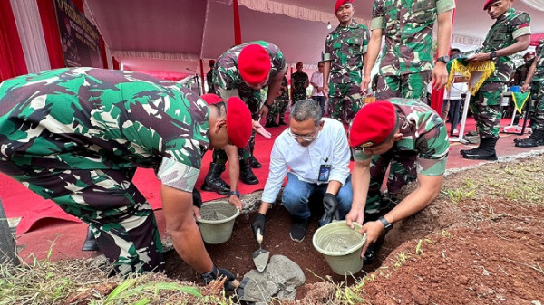 Ajak Masyarakat untuk Hidup Sehat, Pegadaian bersama Kopassus Bangun Lapangan Olahraga