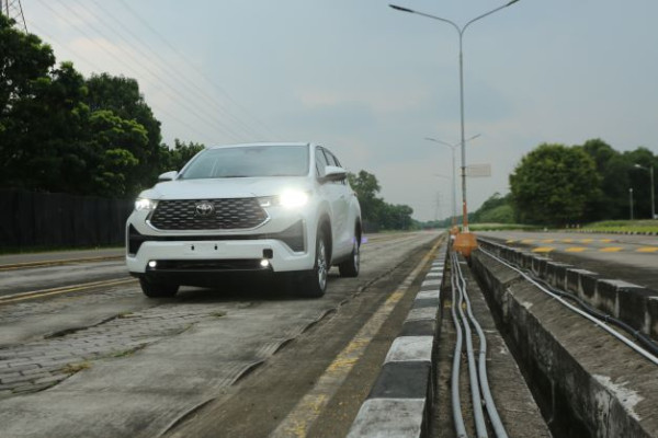 Mau Punya Toyota Innova Zenix Hybrid, Ini Ongkos Servis Berkala yang Bakal Anda Keluarkan
