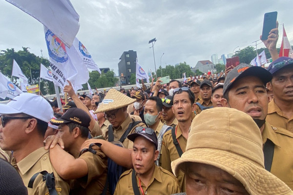 Unjuk Rasa di DPR, Perangkat Desa Cokelatkan Jalan Gatot Subroto