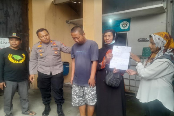 Heboh! Pria Ini Santai Naik Motor Terobos Jalan Tol Jakarta-Cikampek
