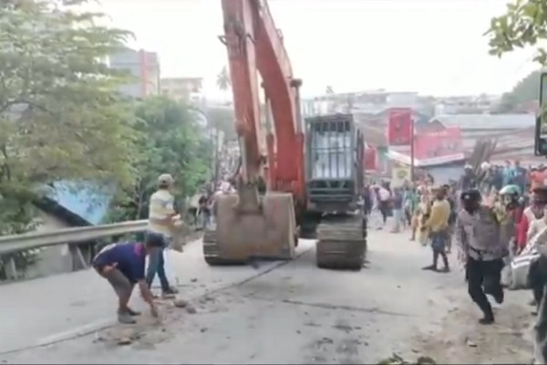 Cerita Nekat Babinsa TNI, Sewa Eskavator dengan Gadai Motor untuk Buka Jalan yang Tertutup Truk Mogok