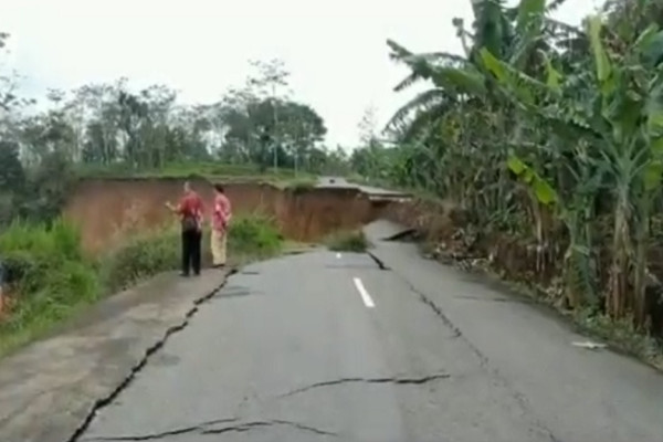 Jalan Penghubung 2 Kecamatan di Semarang Hancur Akibat Longsor