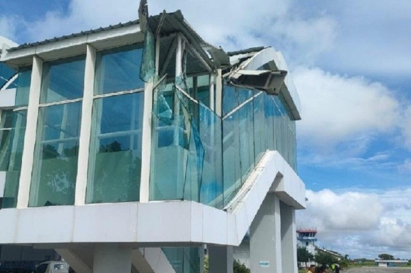 Sayap Pesawat Lion Air Tabrak Atap Garbarata Bandara Mopah Merauke, Pilot Diperiksa Polisi