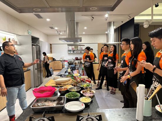 Fun Cooking Class dan Office Tour Ikatan Koko Cici Indonesia di PT SASA INTI