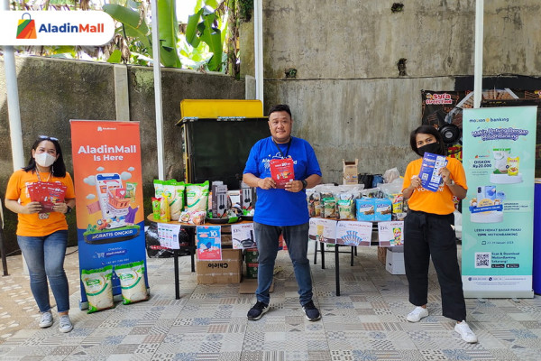Kunjungi Booth AladinMall di Jember, Mantan Bupati Hj. Faida Rekomendasikan Produk Murah