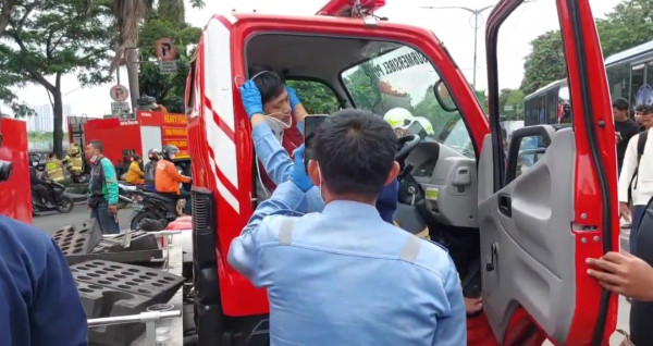 Hendak ke Lokasi Kebakaran di Cengkareng, 2 Mobil Damkar Tabrakan Beruntun di Daan Mogot