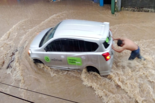 Pagi Ini Sejumlah Titik di Manado Diterjang Banjir Akibat Hujan Lebat