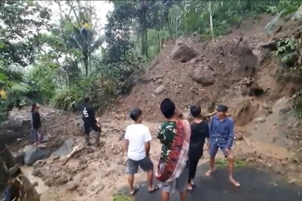 Jalan Tertutup Longsor, Anak Sekolah di Purbalingga Harus Jalan Kaki Melintasi Hutan