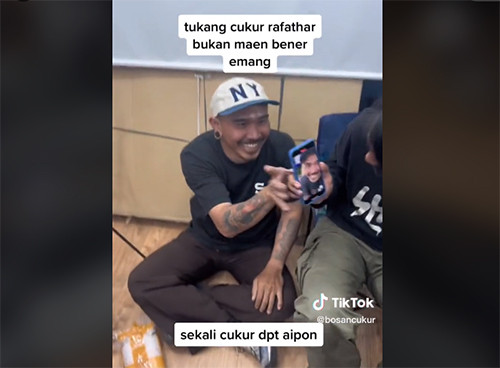 Tukang Cukur Rafathar Sekali Potong Rambut Dapat Bayaran Seharga Smartphone