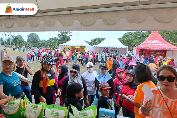 Kunjungi Booth AladinMall di Road to Kilau Raya Jember, Mantan Bupati Hj. Faida Serbu Produk Fesyen hingga Obat-obatan