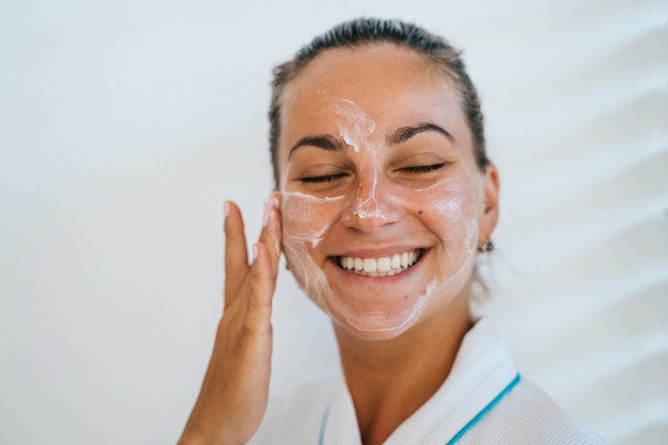 7 Mitos tentang Skincare atau Perawatan Kulit yang Wajib Kamu Tahu