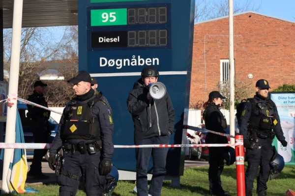 Deretan Foto Saat Rasmus Paludan Bakar Al-Quran di Depan Masjid Kopenhagen Denmark