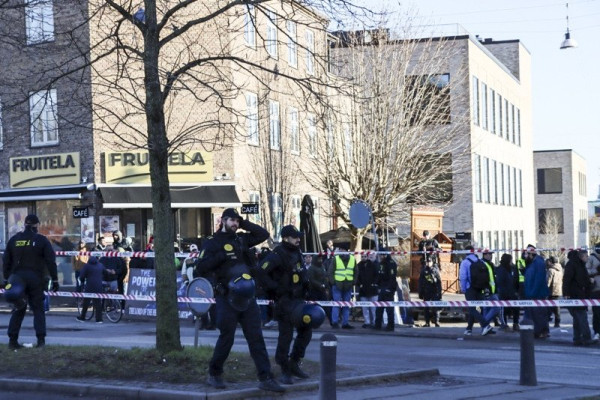Deretan Foto Saat Rasmus Paludan Bakar Al-Quran di Depan Masjid Kopenhagen Denmark