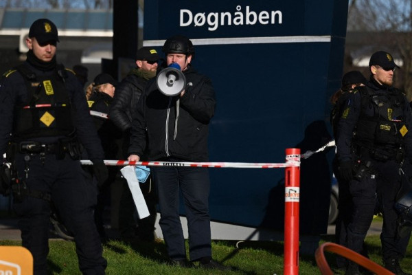 Deretan Foto Saat Rasmus Paludan Bakar Al-Quran di Depan Masjid Kopenhagen Denmark