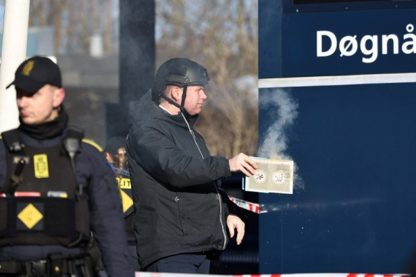 Deretan Foto Saat Rasmus Paludan Bakar Al-Quran di Depan Masjid Kopenhagen Denmark
