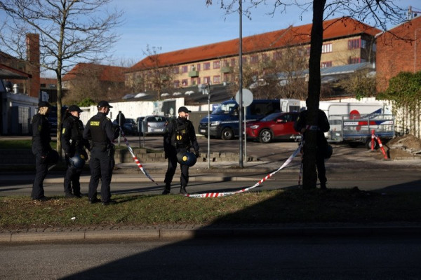 Deretan Foto Saat Rasmus Paludan Bakar Al-Quran di Depan Masjid Kopenhagen Denmark