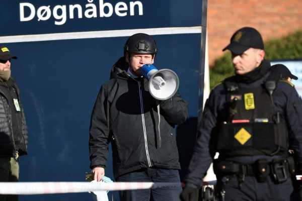 Deretan Foto Saat Rasmus Paludan Bakar Al-Quran di Depan Masjid Kopenhagen Denmark