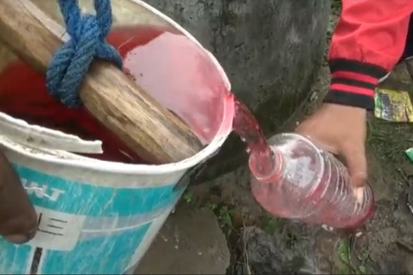 Ngeri! Air Sumur Warga di Pesisir Tuban Tiba-tiba Berwarna Merah Darah