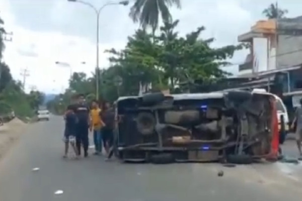 Ajaib! Ibu dan 3 Balita Selamat saat Angkutan Umum yang Ditumpangi Terbalik Akibat Tabrakan Maut