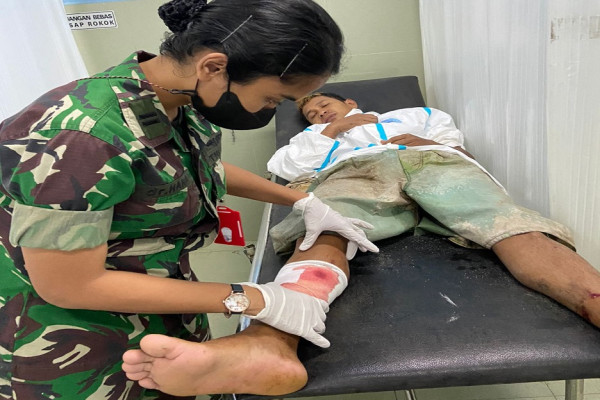 Diguyur Hujan Lebat, Prajurit TNI AU Lanud Sam Ratulangi Manado Berjibaku Bantu Korban Banjir