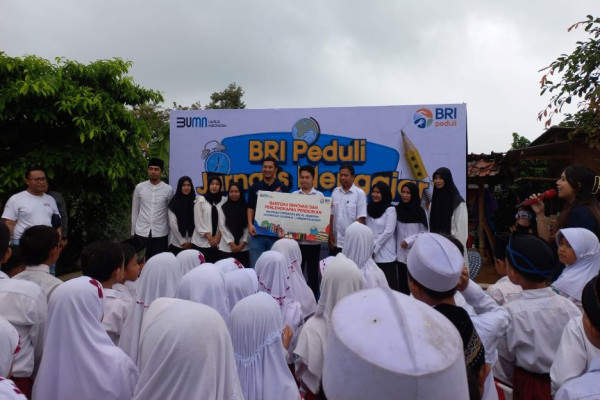 Peduli Pendidikan, BRI Bantu Renovasi Sekolah dan Ajak Jurnalis Mengajar di Madrasah
