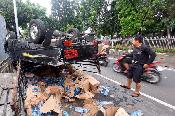 Mobil Pikap Bermuatan Air Mineral Terbalik di Kebon Jeruk, Lalu Lintas Macet Parah