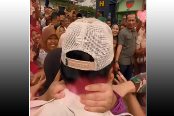 Momen Prabowo Dapat Kecupan Emak-emak di Medan
