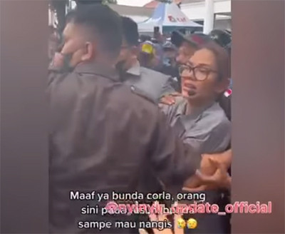 Viral! Video Bunda Corla Dikepung Massa yang 'Rusuh' Sampai Mau Nangis