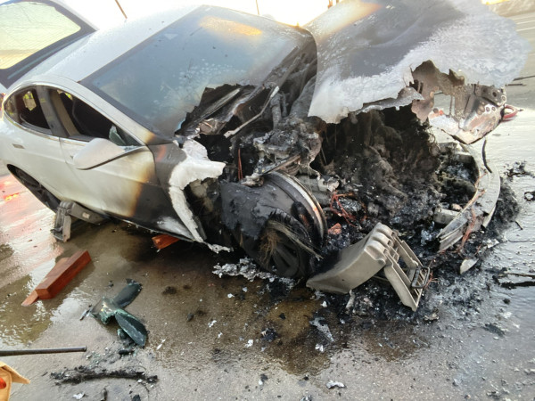 Mobil Listrik Tesla Terbakar Butuh 22.712 Liter Air agar Padam