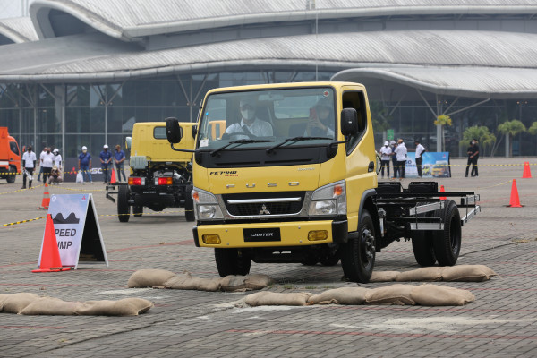 Menjaga Wanginya Bisnis Duren Medan dengan Fuso Canter Rendah Emisi