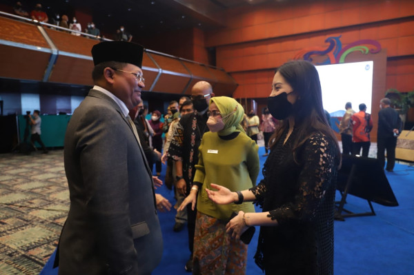 Potret Wamenparekraf Angela Tanoesoedibjo di Pelantikan Pejabat Kemenparekraf, Anggun dengan Kebaya Hitam