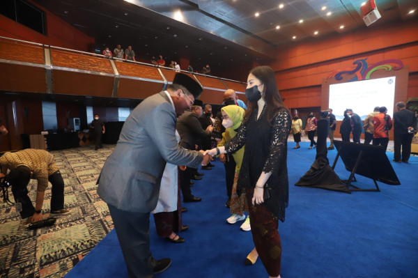 Potret Wamenparekraf Angela Tanoesoedibjo di Pelantikan Pejabat Kemenparekraf, Anggun dengan Kebaya Hitam