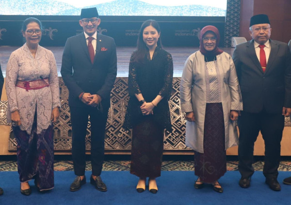 Potret Wamenparekraf Angela Tanoesoedibjo di Pelantikan Pejabat Kemenparekraf, Anggun dengan Kebaya Hitam