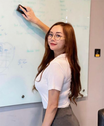 Aura Kasih Cosplay Jadi Guru, Netizen Ramai Minta Dijadikan Murid