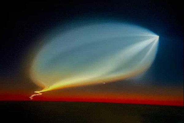 Cahaya Biru Misterius Berputar di Langit Hawaii, Sempat Dikira Penampakan UFO