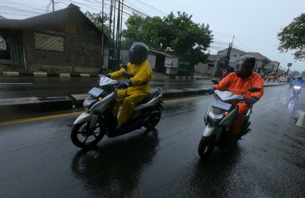 3 Tips Berkendara Motor di Jalanan Licin, Jangan Sampai Diabaikan