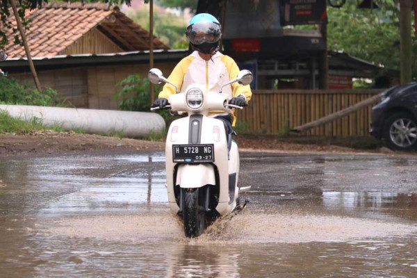 3 Tips Berkendara Motor di Jalanan Licin, Jangan Sampai Diabaikan