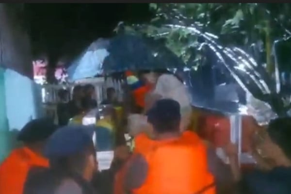 Banjir Landa Parepare, SAR Brimob Berjibaku Evakuasi Ibu dan Balita