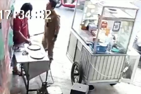 Sok Jagoan! Pria Berseragam ASN dengan Brutal Aniaya Pedagang Martabak di Bandar Lampung