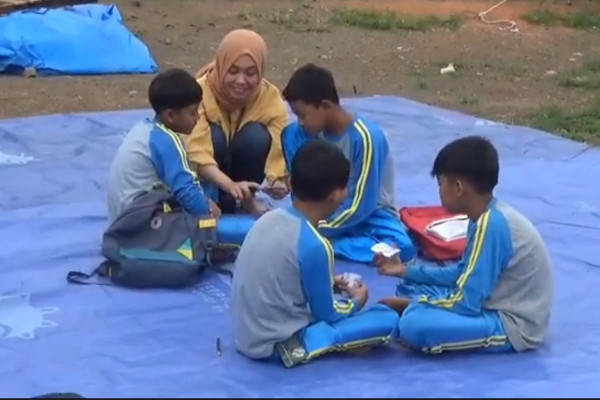 Peduli Anak-anak Korban Gempa Cianjur, MNC Peduli dan MNC University Berikan Pelajaran Bahasa Inggris