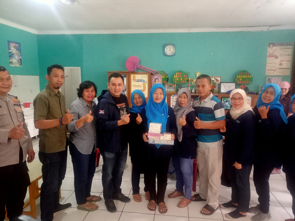 Perindo Jakarta Bagikan Alat Cek Kesehatan di Posbindu Petukangan Utara, Ketua RW: Sangat Bermanfaat