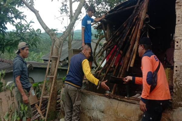 Angin Kencang Terjang Sukabumi, 50 Rumah Warga Rusak