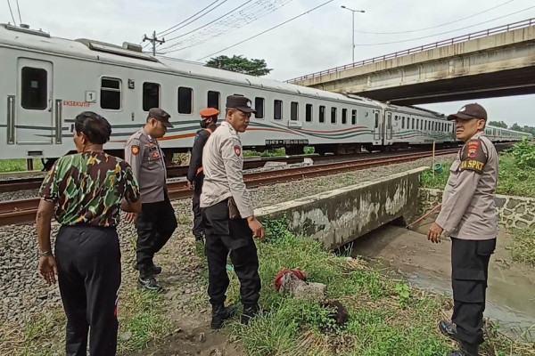 Tersambar Kereta Api, Nenek Tanpa Identitas di Kendal Alami Patah Tulang