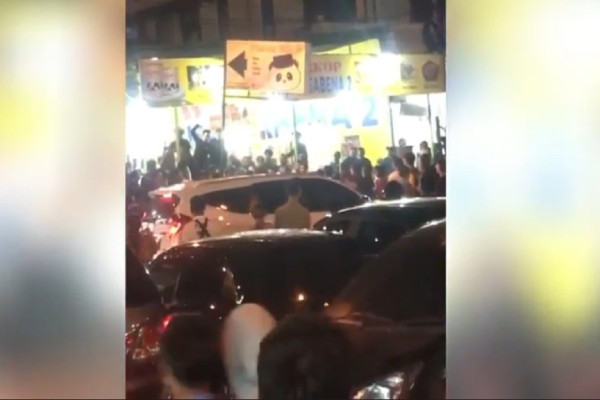 Mencekam! Puluhan Anggota Geng Motor Brutal Serang Warung Kopi di Medan