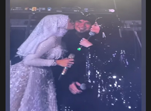 Konser Dewa 19, Ahmad Dhani Dapat Kecupan dari Mulan Jameela dan Elvi Sukaesih di Panggung