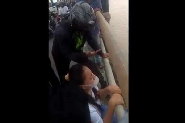 Video Viral, Polisi Dibantu Warga Berhasil Bujuk Wanita yang Hendak Bunuh Diri